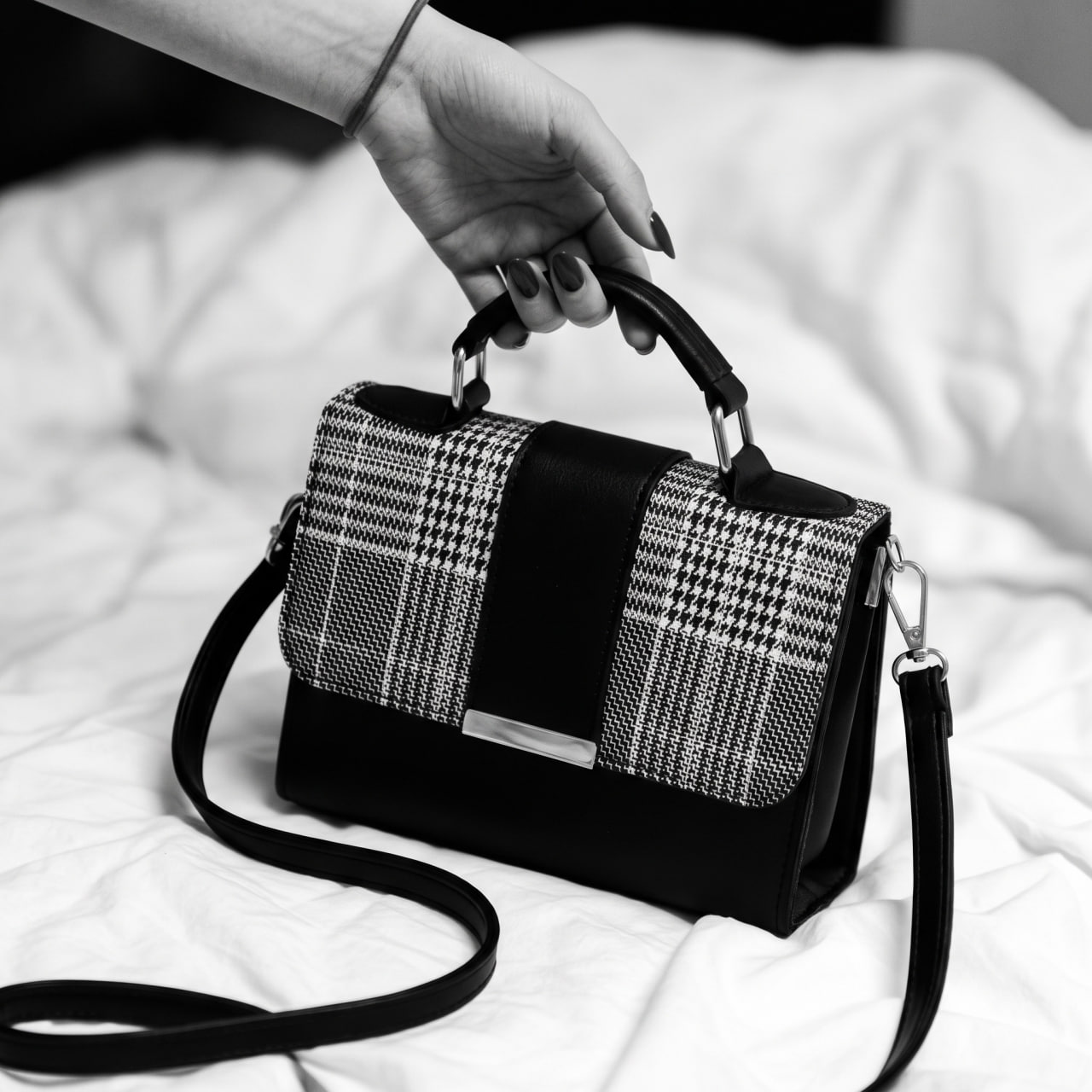 Tas Jinjing Selempang Kotak Wanita Motif Houndstooth Aksen Logam Emas